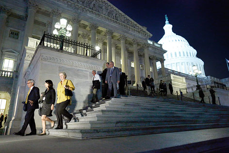 © Reuters/Jonathan Ernst Mitglieder des US-Kongresses auf Stufen vor dem Kapitol