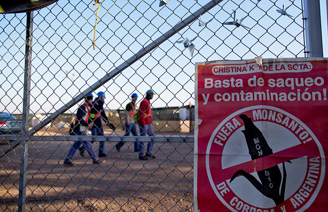 © AP/Natacha Pisarenko Argentinische Arbeiter gehen an einem Plakat vorbei