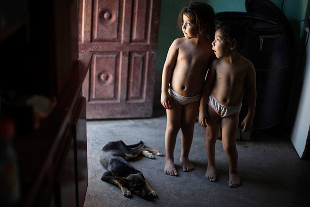 © AP/Natacha Pisarenko Zwei kleine Kinder mit einem Hund