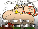 Obelix umarmt Asterix