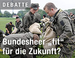 Bundesheersoldaten mit Sandsäcken