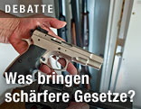 Waffen vor Waffenschrank