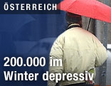 Zwei Personen mit Regenschirm