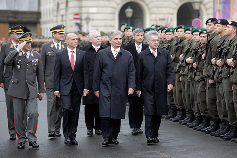 © APA/Georg Hochmuth Generalstabschef Othmar Commenda, Verteidigungsminister Gerald Klug, Bundeskanzler Werner Faymann und Bundespräsident Heinz Fischer