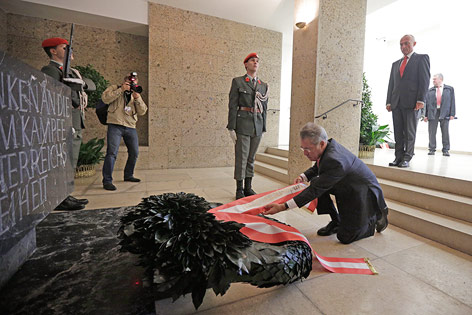 © APA/Georg Hochmuth Bundespräsident Heinz Fischer bei der Kranzniederlegung