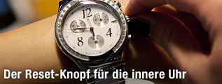 Einstellen einer Armbanduhr