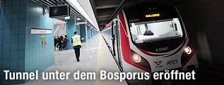 Zug im Marmaray-Bahntunnel