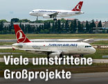 Zwei Flugzeuge der Turkish Airlines auf dem Flughafen von Istanbul