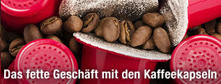 Kaffeekapseln und Kaffeebohnen