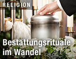 Urne bei einer Bestattung