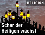 Kreuze und Heiligenstatuen