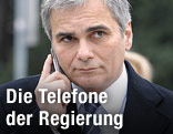 Kanzler Faymann telefoniert