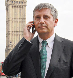 © APA/HBF/Dragan Tatic Vizekanzler Spindelegger telefoniert