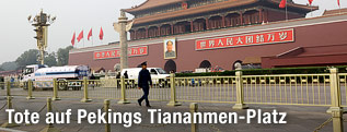 Blick auf das riesige Porträt von Mao Zedong auf dem Tiananmen-Platz in Peking