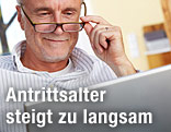 Pensionist vor Laptop