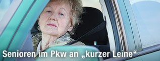 Seniorin am Steuer eines Autos