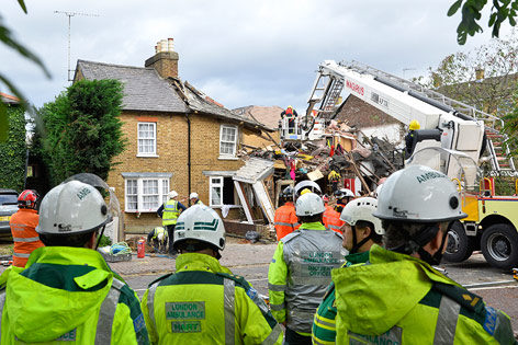 © Reuters/Toby Melville Einsatzkräfte blicken auf zerstörtes Hausdach in London