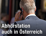 Mann im Anzug telefonierend