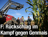 Maisbauern und Traktor am Feld