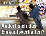 Personen beim Einkaufen an der Feinkosttheke