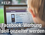 Kind vor einem Laptop mit Facebook-Website