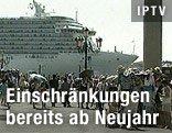 Kreuzfahrtschiff f&auml;hrt am Markusplatz vorbei