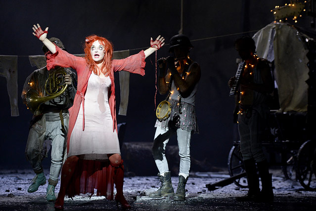 © APA/Hans Klaus Techt Szene von "Mutter Courage und ihre Kinder" im Burgtheater in Wien