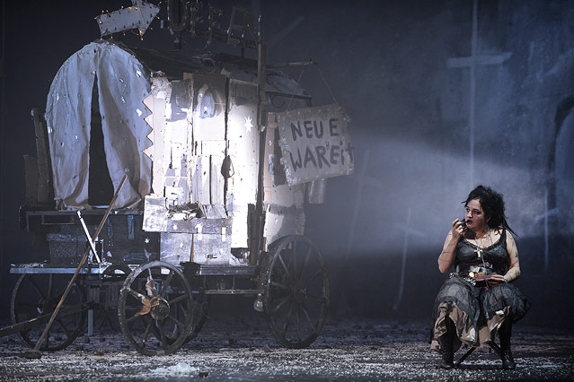 © APA/Hans Klaus Techt Szene von "Mutter Courage und ihre Kinder" im Burgtheater in Wien