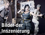 Szene von "Mutter Courage und ihre Kinder" im Burgtheater in Wien