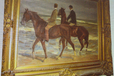 © APA/AP/Kerstin Joensson Ein Beamer projiziert die Reproduktion des Gemäldes von Max Liebermann namens "Zwei Reiter am Strande"