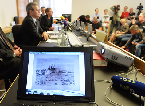 © APA/AP/Kerstin Joensson Ein Beamer projiziert die Reproduktion eines Gemäldes von Antonio Canaletto während der Pressekonferenz