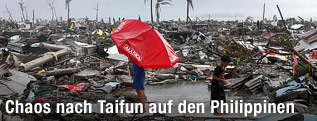 Ein Mann steht zwischen Trümmern