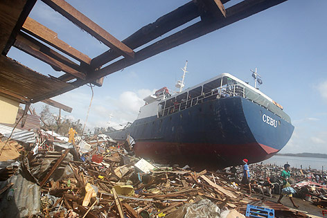 © APA/EPA/Francis R. Malasig Angespültes Frachtschiff