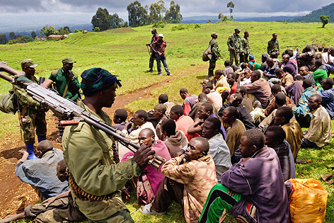 Kongolesischer Soldat bewacht gefangene M23-Rebellen