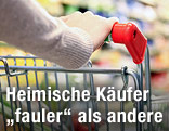 Frau am Einkaufswagen