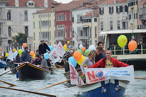 Menschen in Booten demonstrieren am Canal Grande in Venedig gegen Kreuzfahrtsschiffe