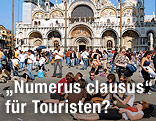 Touristen am Markusplatz in Venedig