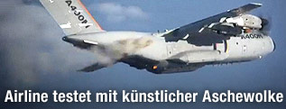 Testflugzeug mit künstlicher Aschewolke