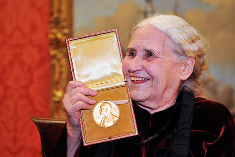 © Reuters/Toby Melville Doris Lessing hält Literaturnobelpreis-Medaille