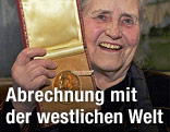 Doris Lessing h&auml;lt Literaturnobelpreis-Medaille