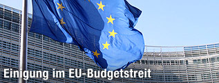 Berlaymont-Gebäude in Brüssel mit EU-Flagge davor