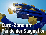 Euro-Zeichen vor der Europ&auml;ischen Zentralbank (EZB) in Frankfurt