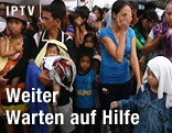 Verzweifelte Frauen und Männer mit Kindern
