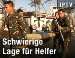 Soldaten tragen einen Verletzten