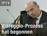 Person im Verhandlungssaal beim Viareggio-Prozess