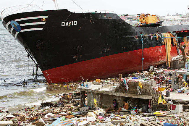 © APA/EPA/Francis R. Malasig Ein vom Taifun an Land gespültes Frachtschiff