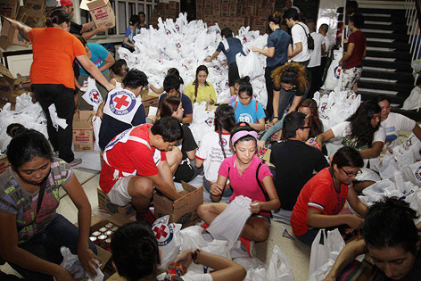 © APA/EPA/PHILIPPINE RED CROSS Mitarbeiter des Roten Kreuzes in Manila