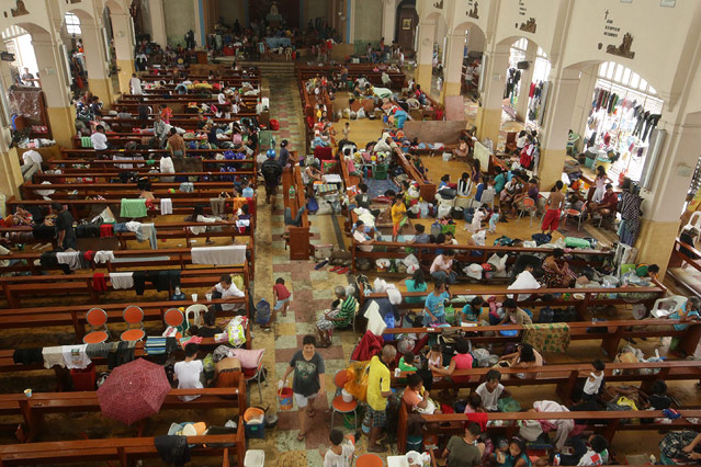 © APA/EPA/Francis R. Malasig Menschen suchen Zuflucht in einer Kirche