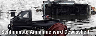 Umgestürzter Lastwagen liegt im Wasser