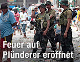 Philippinische Soldaten sichern eine Strasse vor Plünderungen